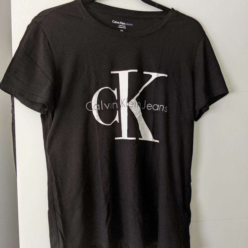 Calvin Klein T Shirt - L